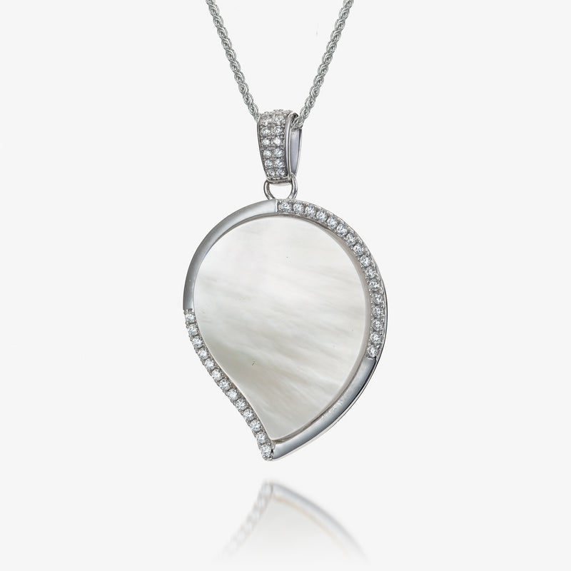 real effect unique pendant set with a gorgeous pearl like centre, outlined with fine sterling silver and shining stone-sets.