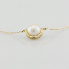 9k yellow gold bracelet with white freshwater pearl